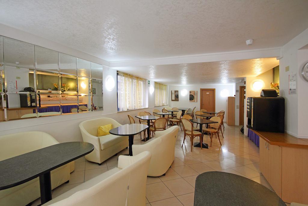 Hotel Azzurro Cattolica Dış mekan fotoğraf